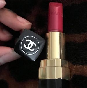 452 CHANEL ROUGE Coco
452
EMILIENNE